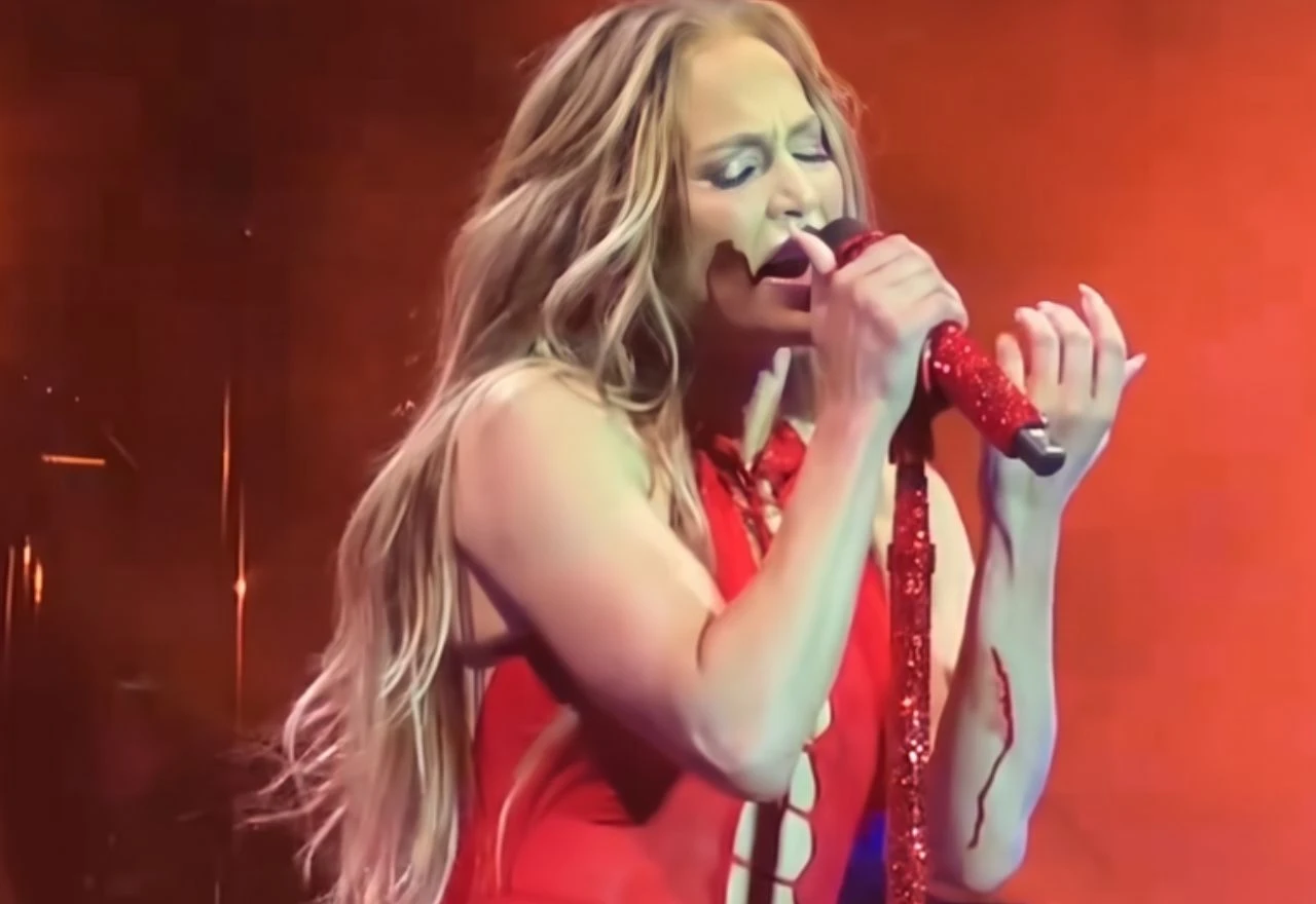 VIDEO | J. Lo krvarila ruka usred nastupa, ali nije prestala pjevati