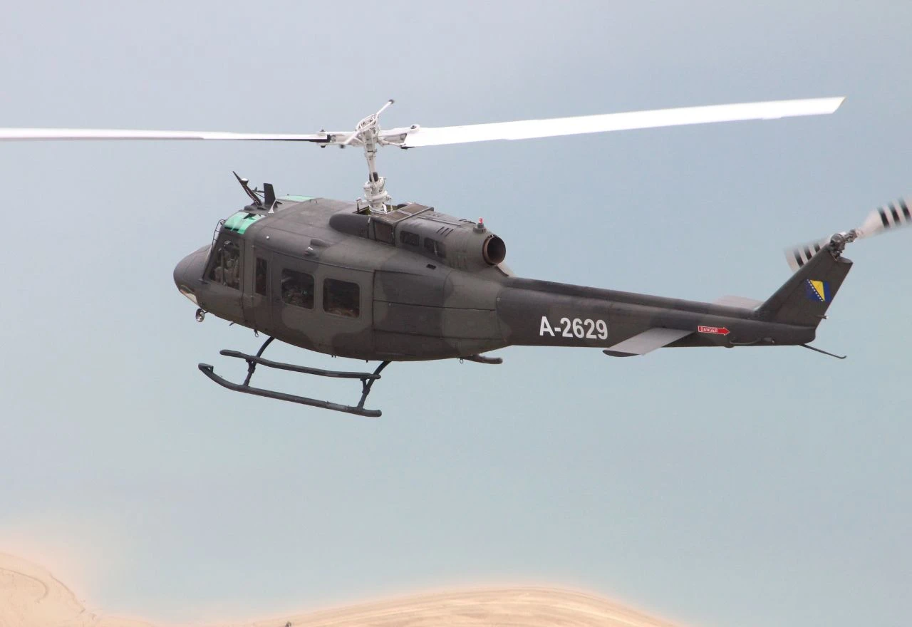 Helikopter Oružanih snaga BiH gasi požar na Čvrsnici
