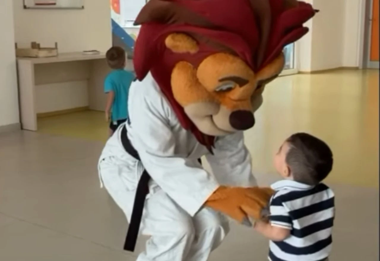 VIDEO | Super Leo razveselio male pacijente u SKB Mostar