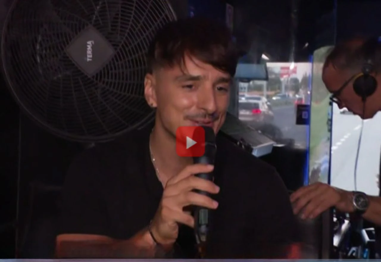 VIDEO  | Adi Šoše priredio koncert na kotačima te zapjevao s obožavateljima