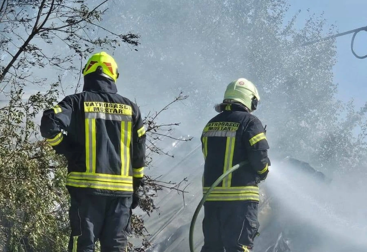 Požar na Čvrsnici se širi, zatražena pomoć dva kanadera iz Hrvatske