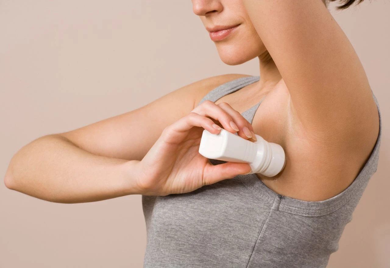 Mnogi ih koriste svaki dan, a ne znaju razliku: Dezodorans i antiperspirant nisu isto