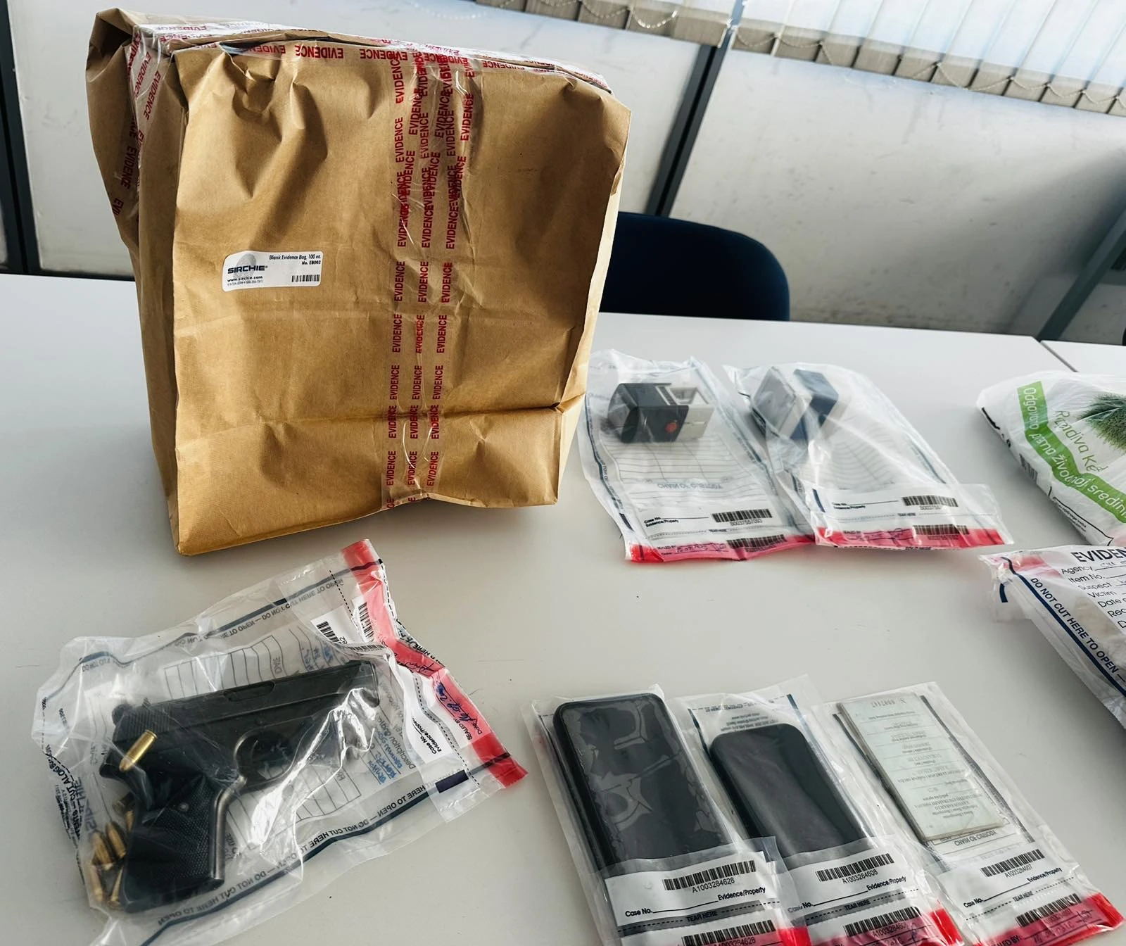 Policija otkrila više od tone opasnog sintetičkog narkotika, pronađeno oružje i oprema za proizvodnju