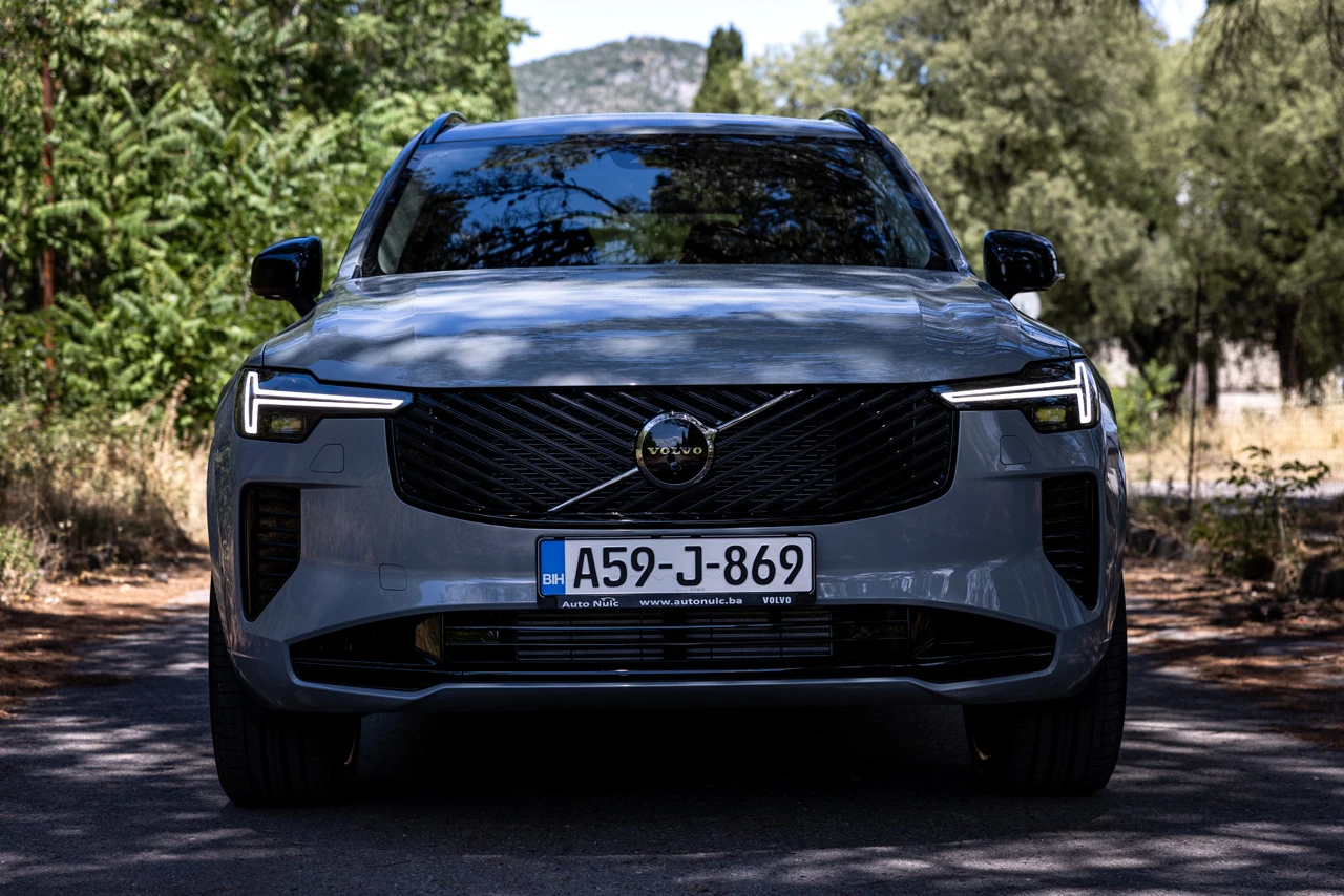Volvo XC90 T8 Ultra Dark: Skandinavski div s 455 KS pokazuje svoje novo lice