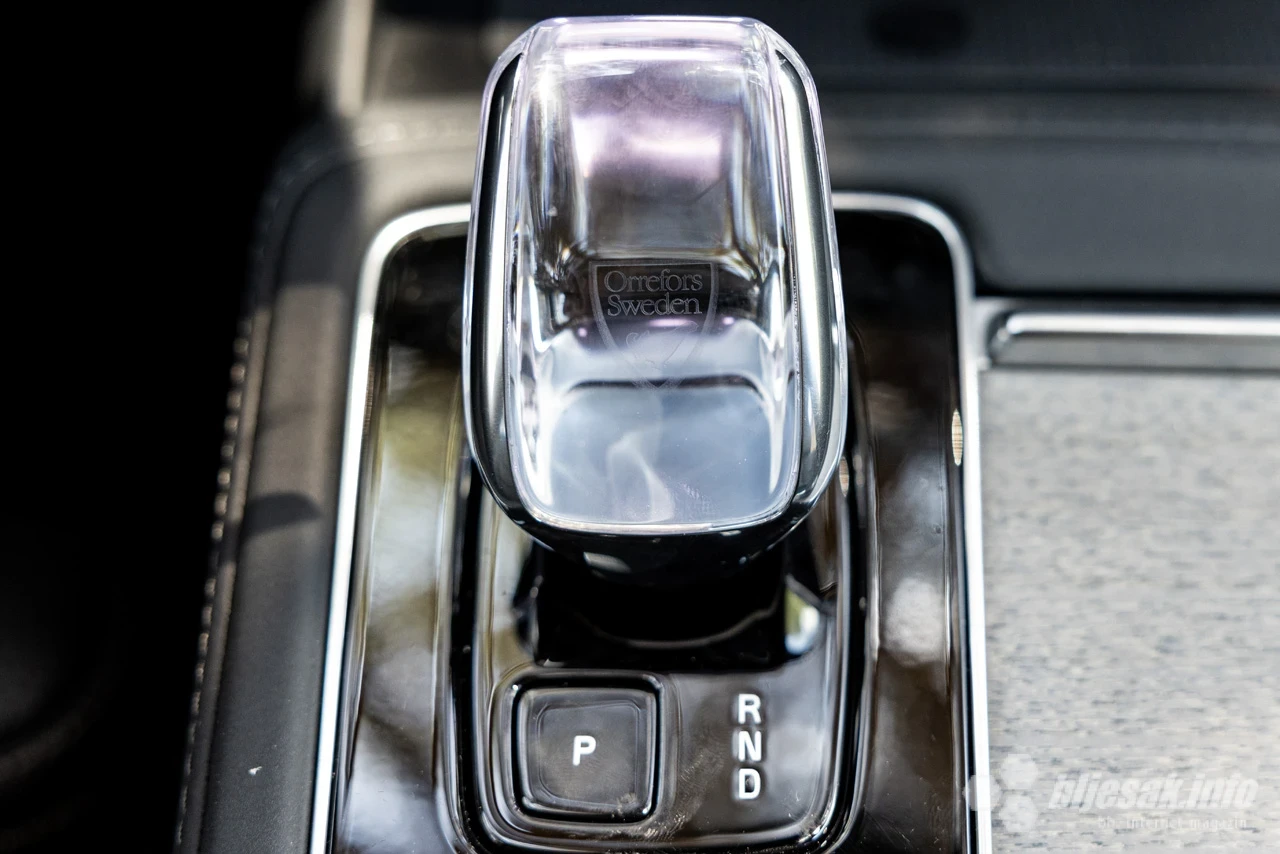 Tamnija strana švedskog luksuza: Volvo XC90 T8 Ultra Dark pred objektivom