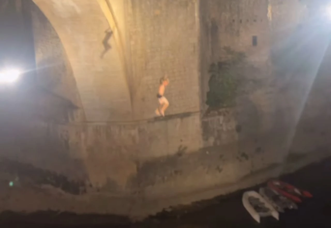 VIDEO | Mladić skočio sa Starog mosta usred noći: "Odoše bubrezi niz Neretvu"
