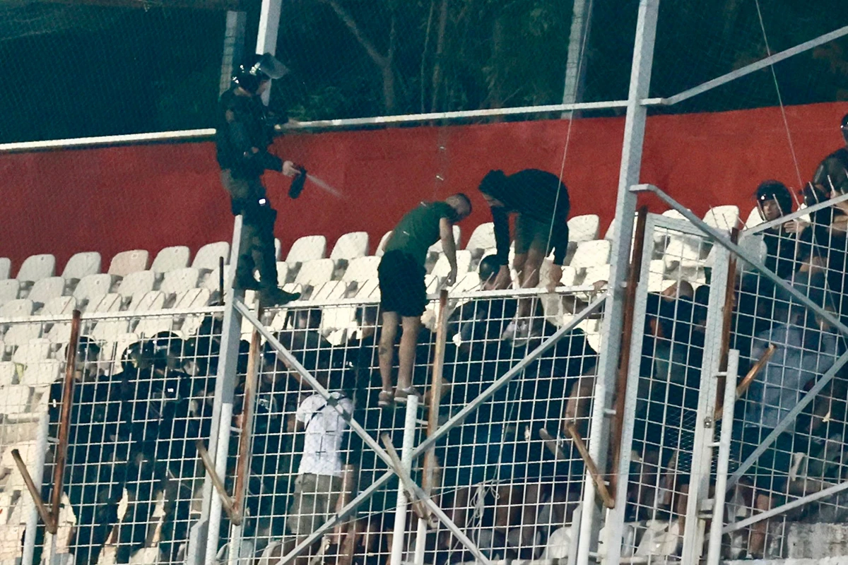 Derbi ponovno obilježio incident: Specijalna policija udaljila navijače Veleža