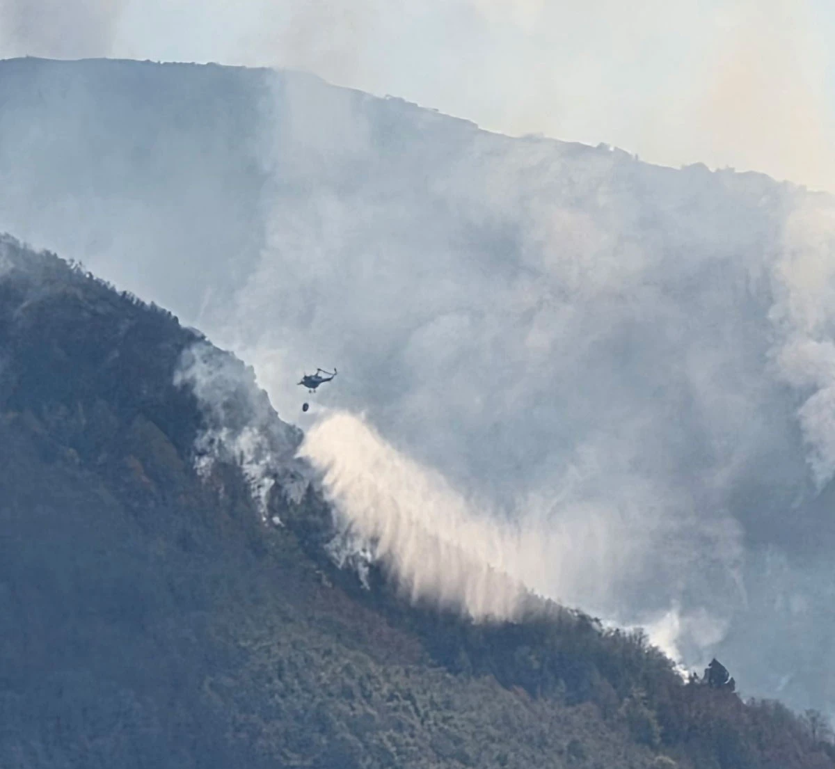 Bitka s vatrom iznad Blidinja: Helikopter OS BiH jutros izbacio 11.000 litara vode