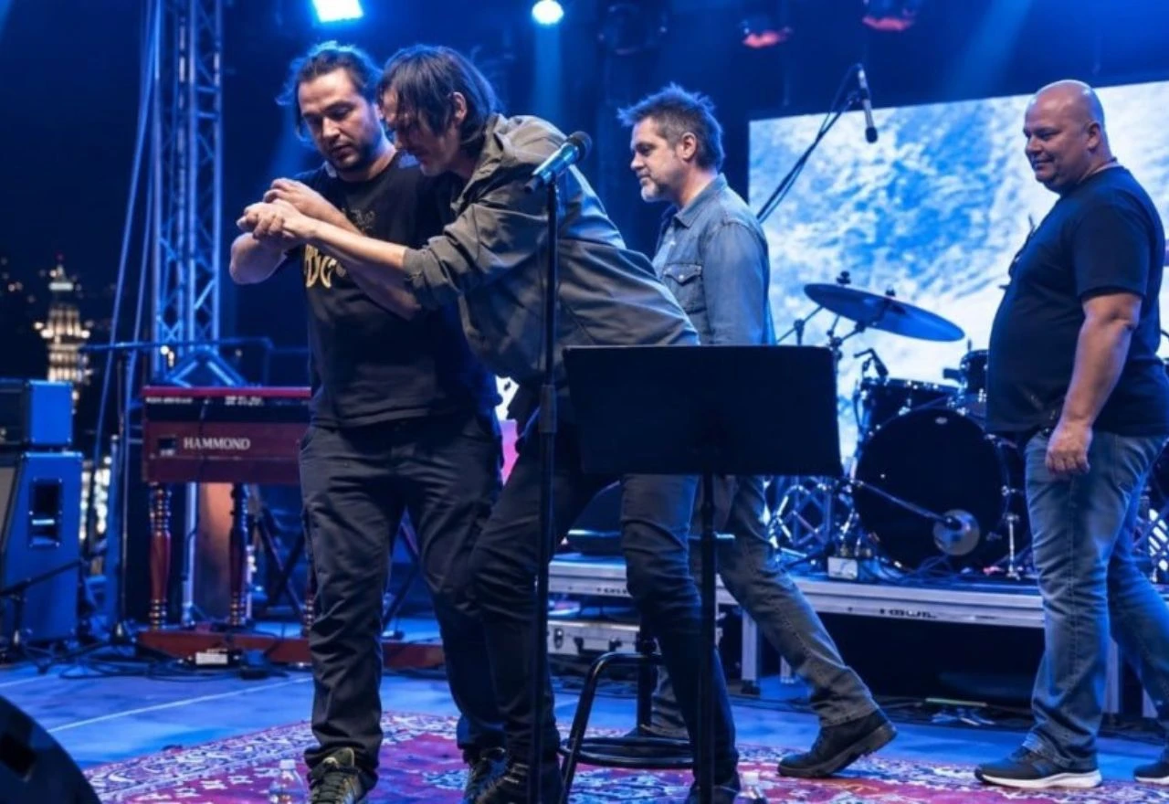 VIDEO | Goran Bare nije mogao nastupiti, kolege ga odvele s pozornice