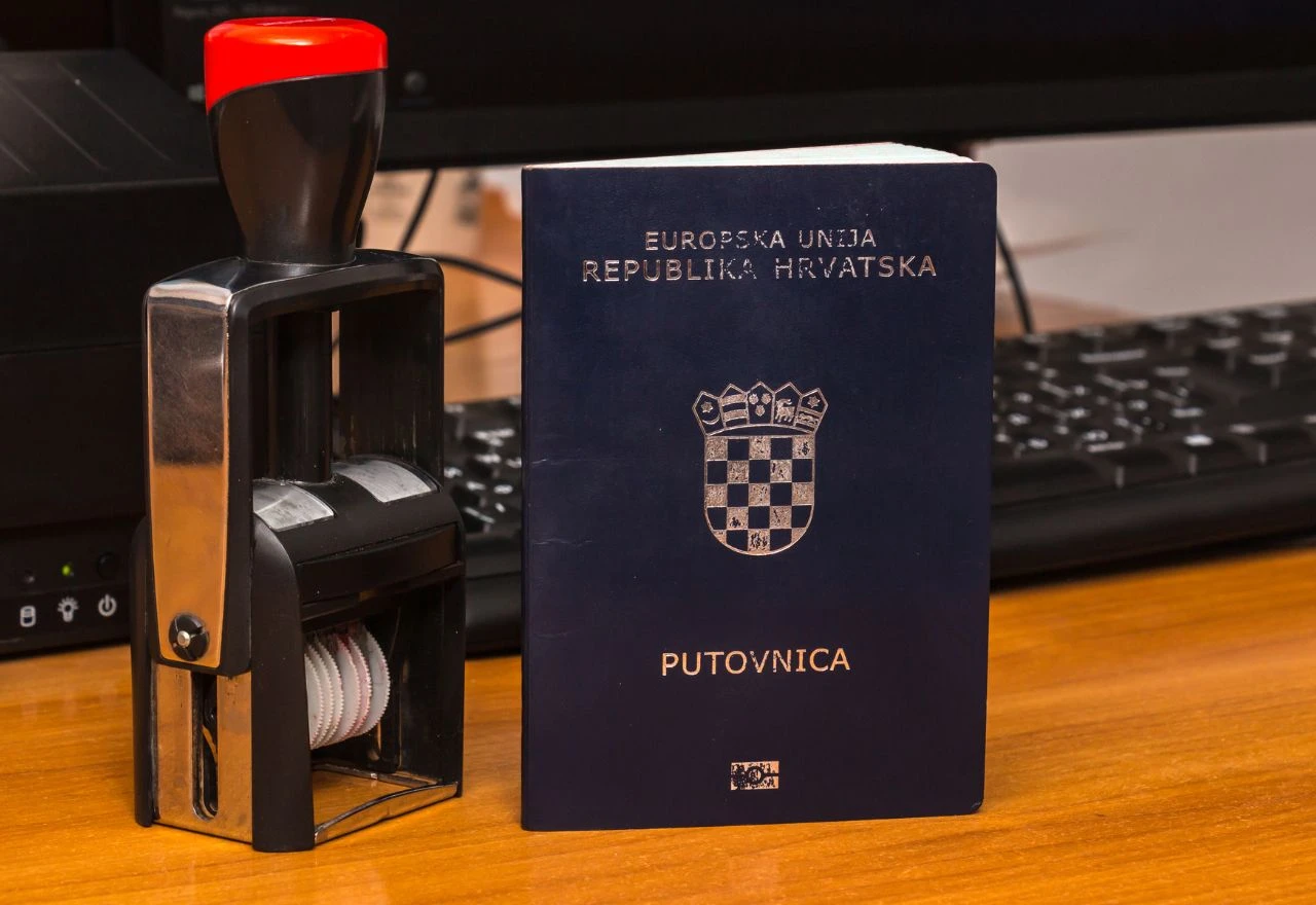Što policajac zapravo vidi kada skenira vašu putovnicu?