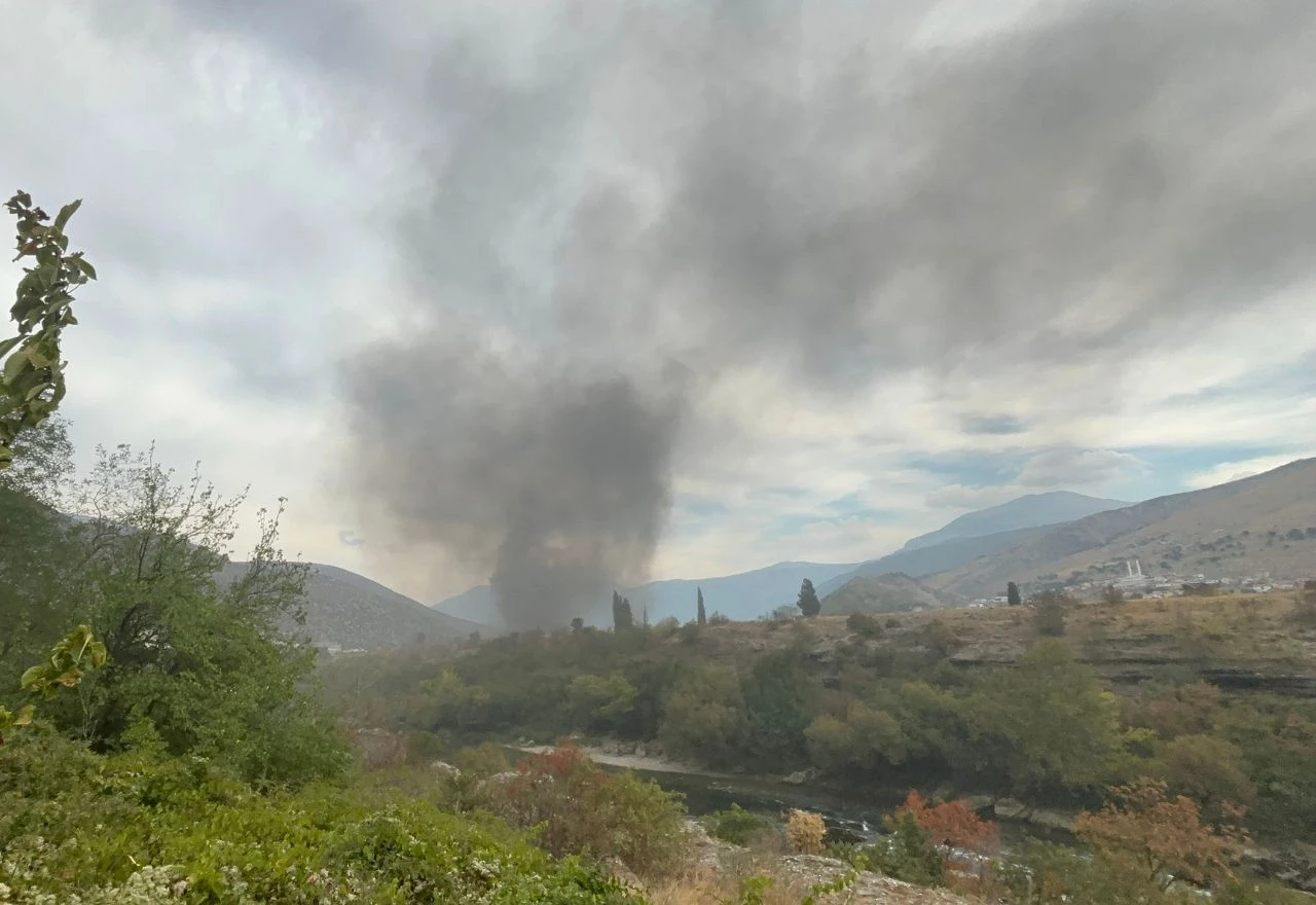 FOTO/VIDEO | Požar u Sjevernom logoru, vatrogasci sumnjaju da gore gume