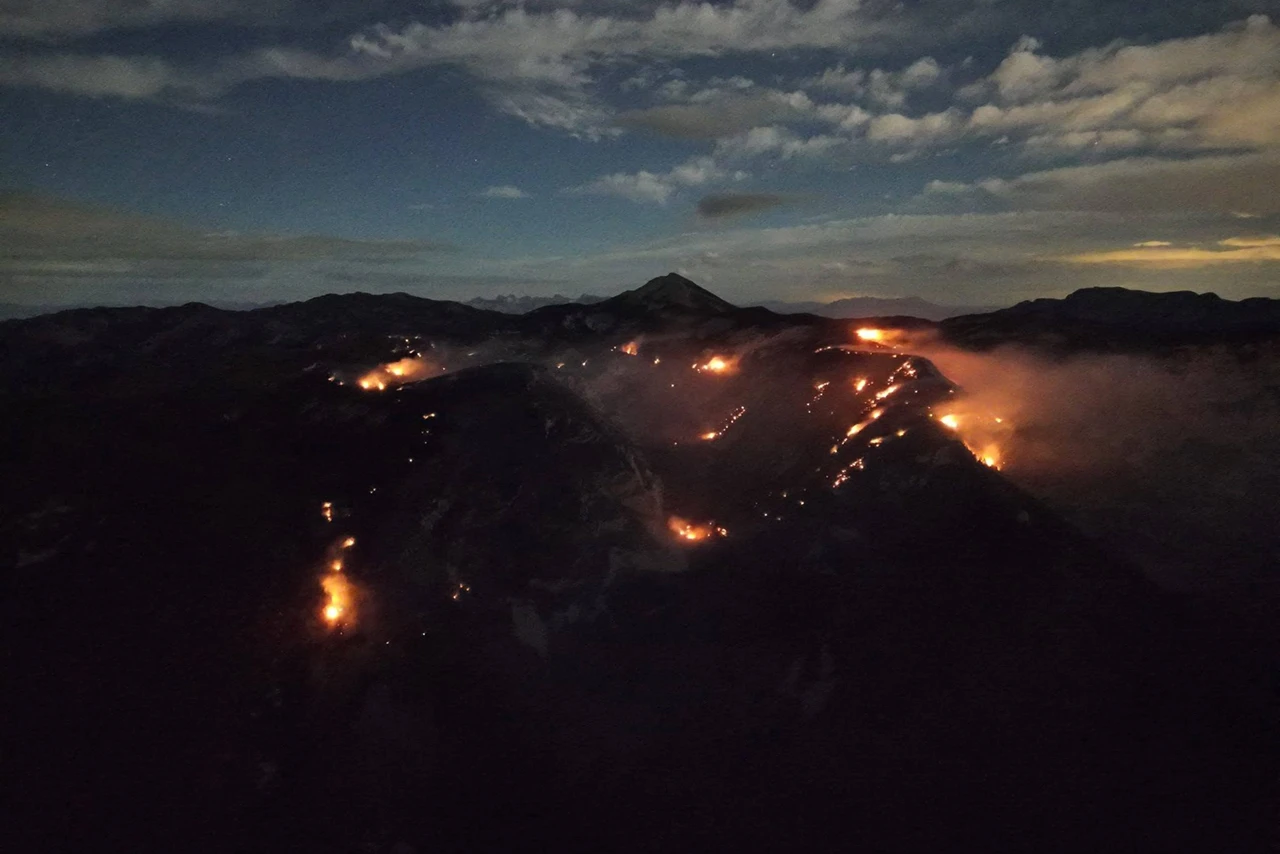 Apokaliptične fotografije s Čvrsnice: Još će i bura rasplamsati požar