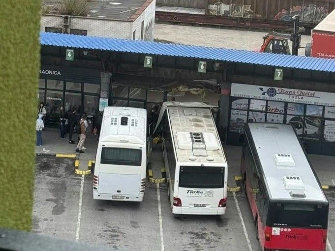 Živinice: Više osoba ozlijeđeno nakon što je autobus udario u stajalište