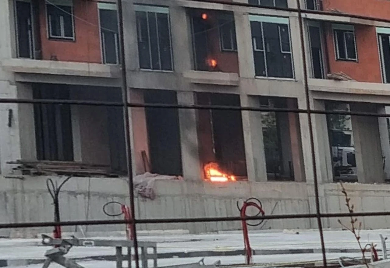 FOTO | Požar izbio na gradilištu na Rudniku