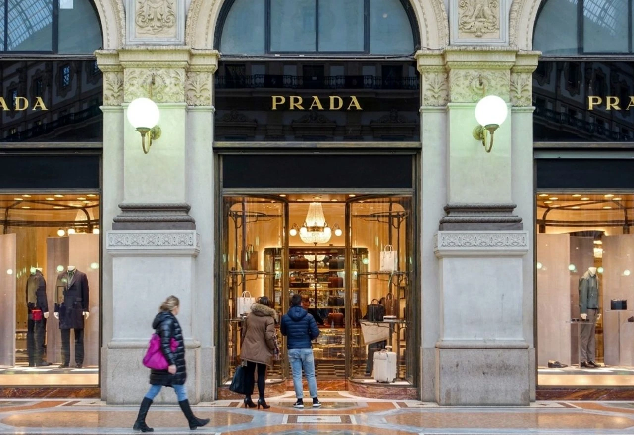 Prada otvorila modni spektakl u Milanu, suknje preuzele glavnu riječ