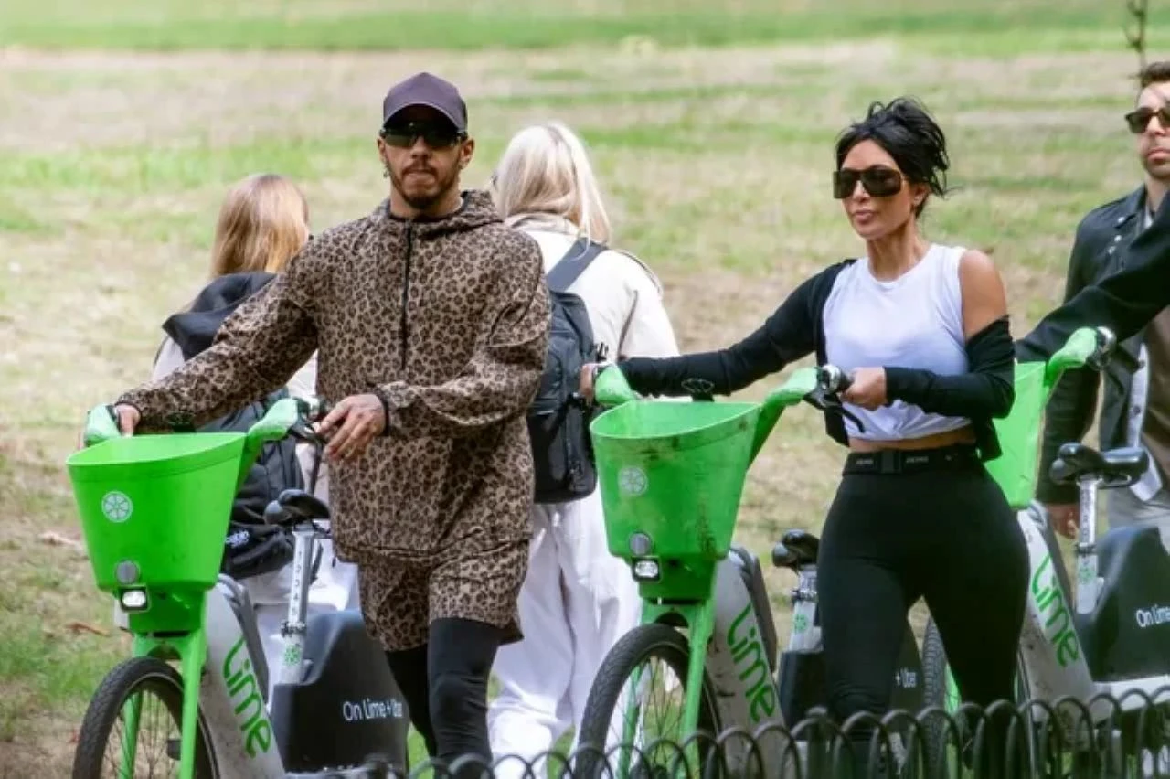 Na ulicama Londona, Lewis i Kim vozaju bicikla