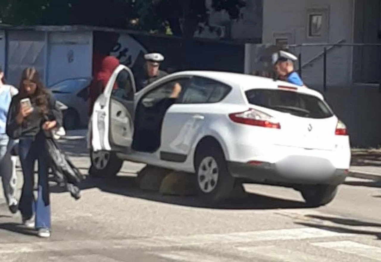 Automobil zapeo na betonskim preprekama u Mostaru