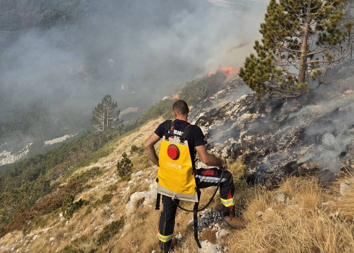 Objavljen VIDEO s Blidinja: Vatrogasci u borbi s vatrom i temperaturom od 3 stupnja
