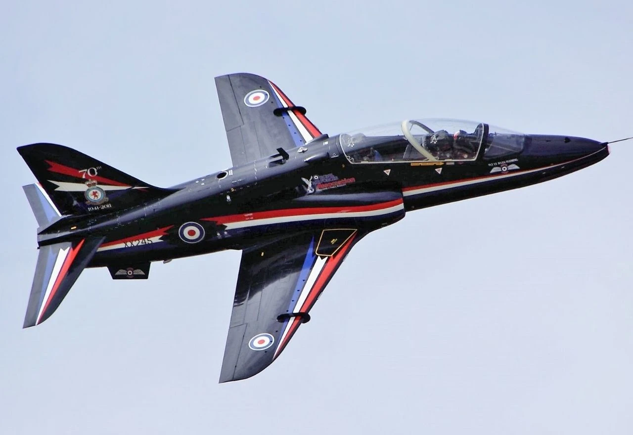 Hawk T2 izgorio nakon pada: Na nebu viđena dva padobrana