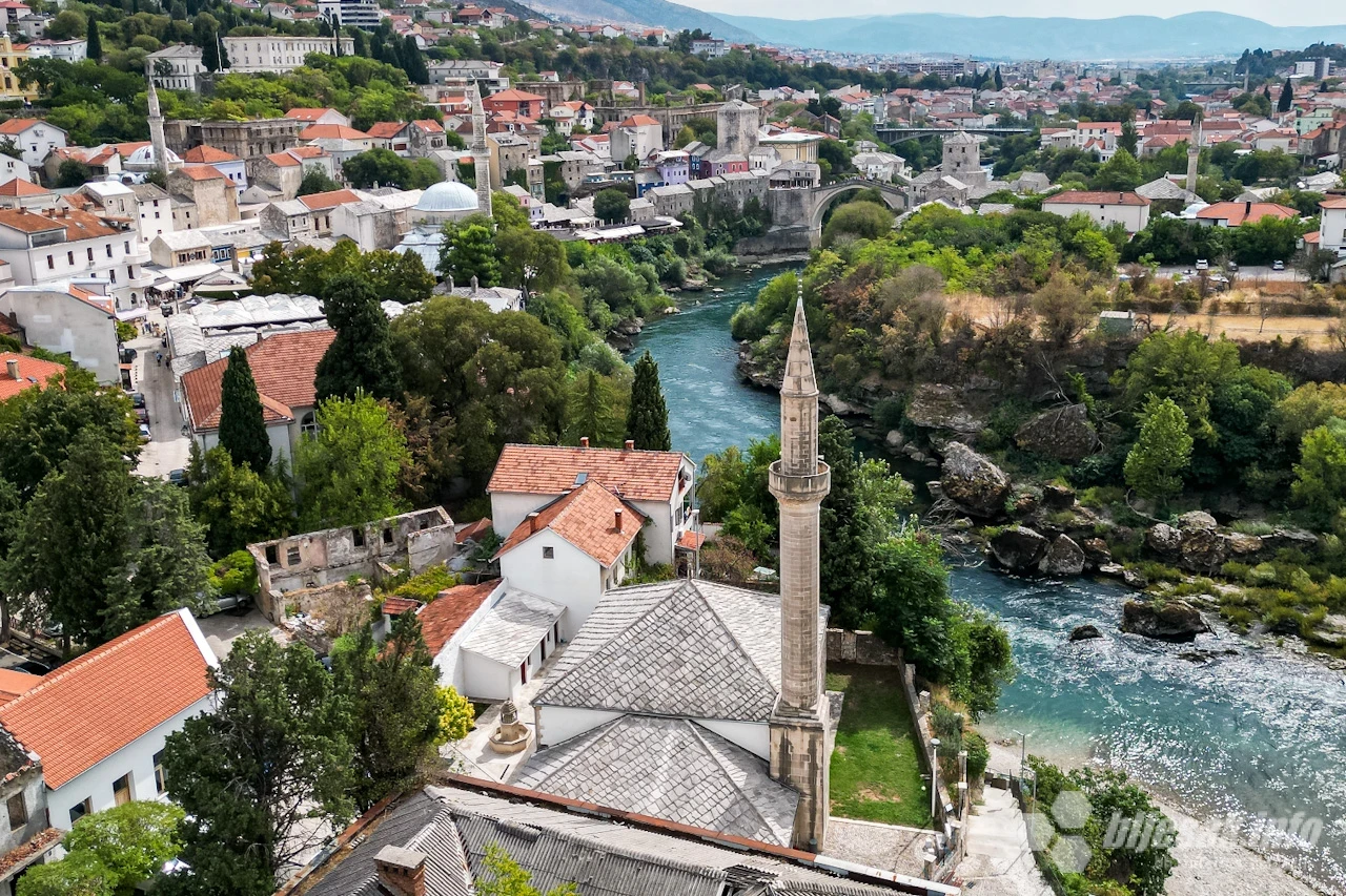 Pogled od Sinan pašine džamije prema Starom mostu