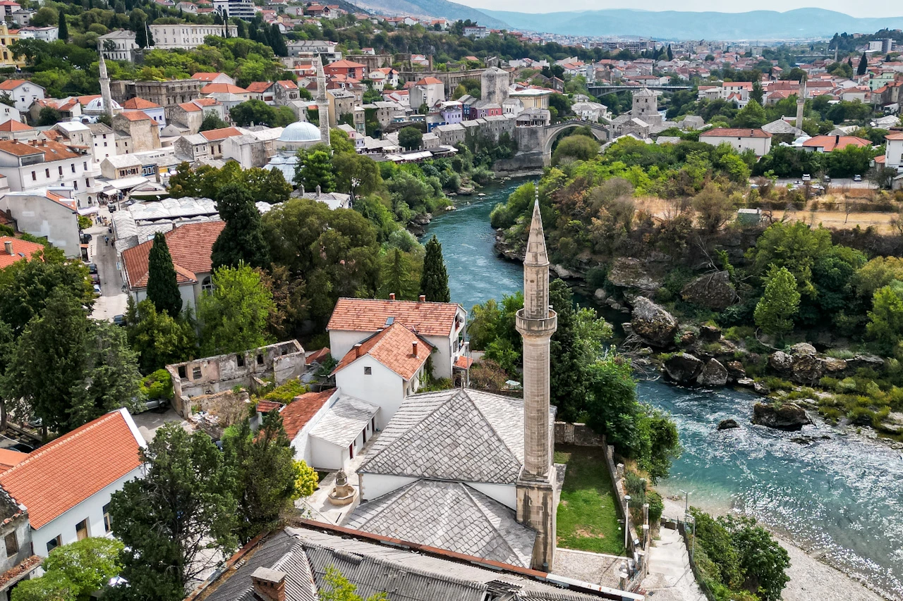Pogled od Sinan pašine džamije prema Starom mostu