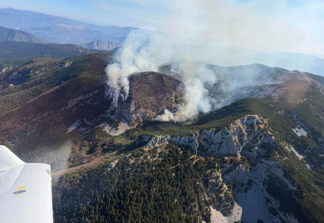Čvrsnica i dalje gori, vatrogasci intervenirali i zbog požara kamp-kućice i klupe