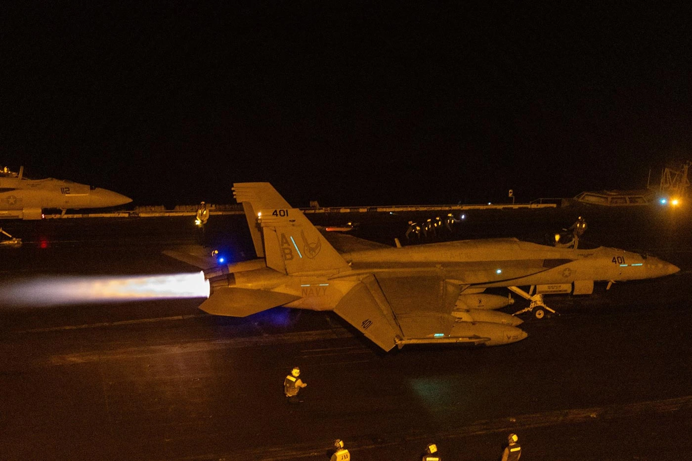F/A-18 navodno napadaju Revolucionarnu gardu: Eksplozije potresaju Qeshm
