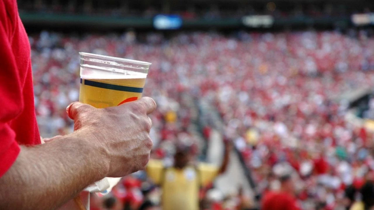 Britanski premijer želi ukinuti zabranu alkohola na stadionima