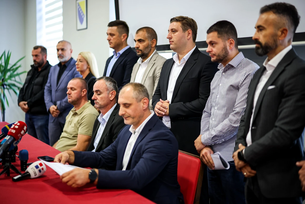 Klub Bošnjaka: Nismo mi krivi što se gušimo u smeću