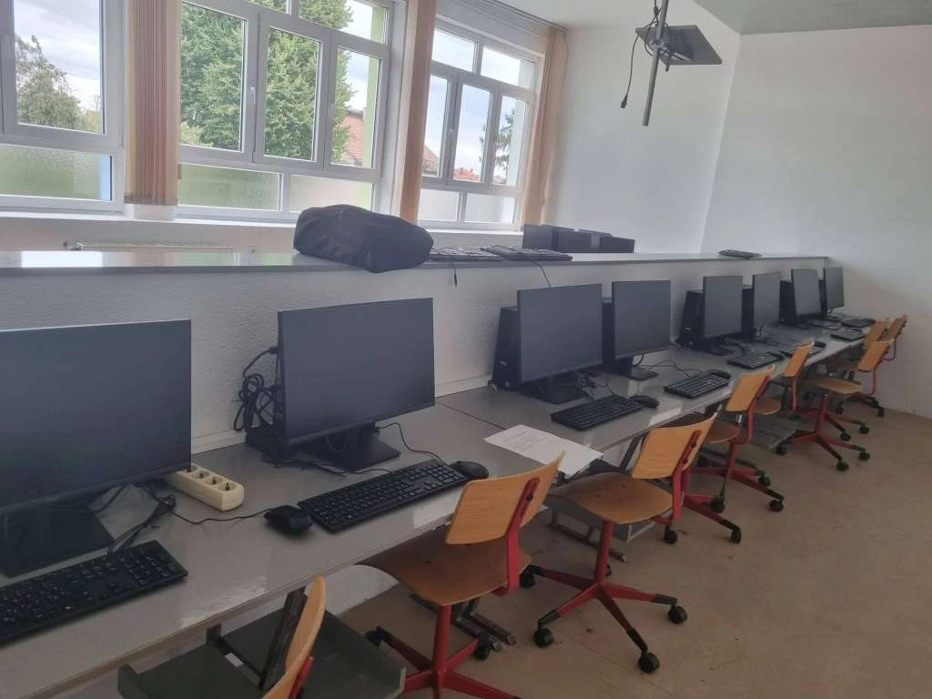 Više od 70 povratničkih škola dobilo opremu za "pametne učionice"