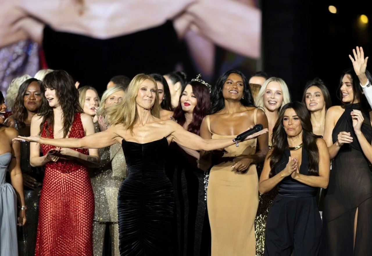 Celine Dion priredila spektakl pod Eiffelovim tornjem i iznenadila sve