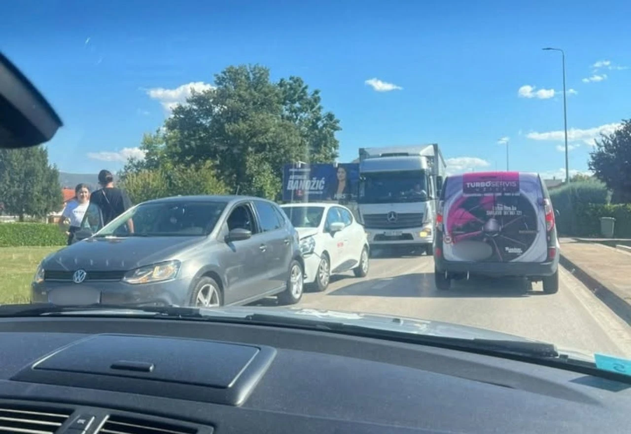 Sudar dva vozila na Trnu, promet usporen