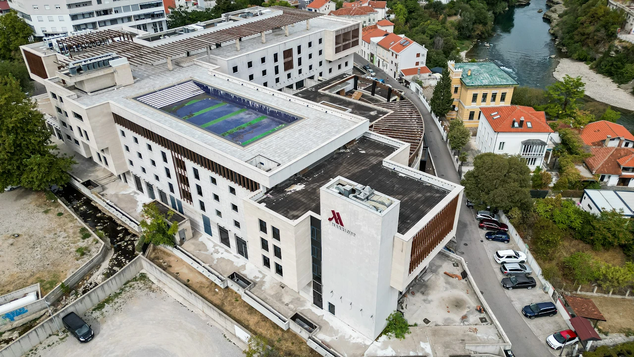 FOTO | Hotel Ruža u Mostaru: Gradilište koje desetljećima čeka završetak