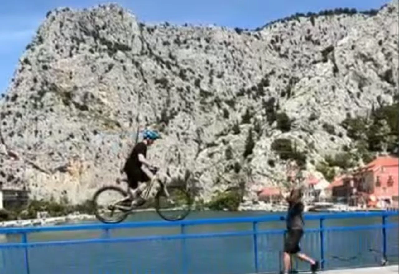 Turist vozio biciklom po ogradi mosta u Omišu pa završio u Cetini