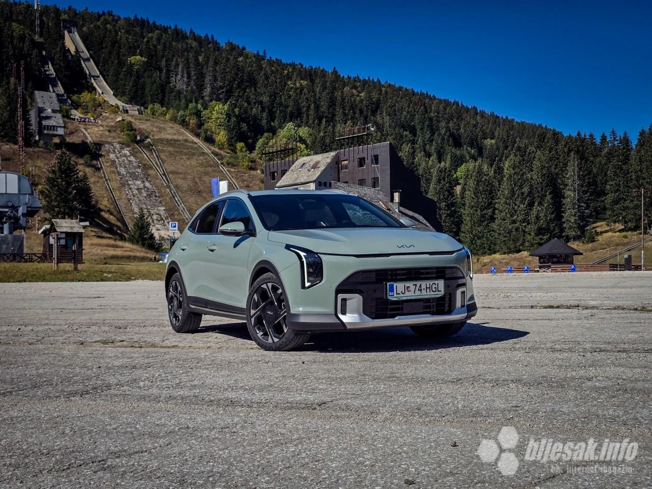 Novi Kia XCeed predstavljen je u BiH. Donosi osvježen dizajn, dva 12,3-inčna zaslona te benzinske i mild-hybrid motore do 180 KS.