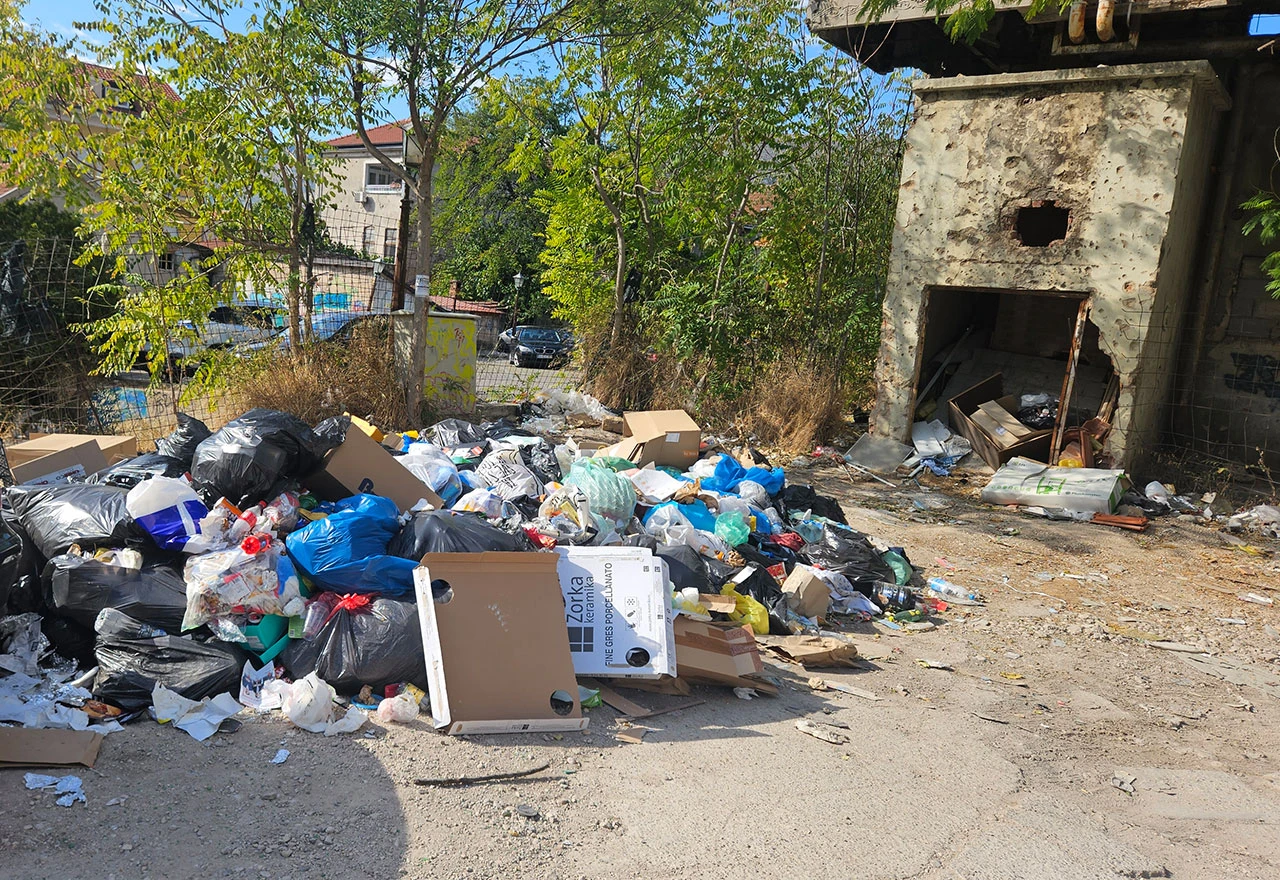 Sramota u centru Mostara: Kontejneri uklonjeni, smeće se i dalje baca na isto mjesto