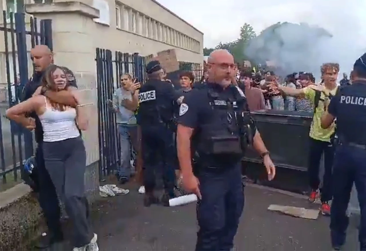 Kaos se širi Francuskom: Učenici blokiraju škole, policija na ulicama