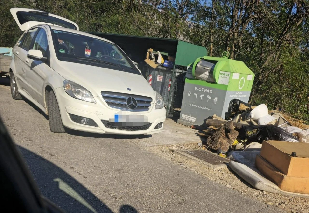 FOTO | Mostarci ponovno ostavljaju krupni otpad na ulicama