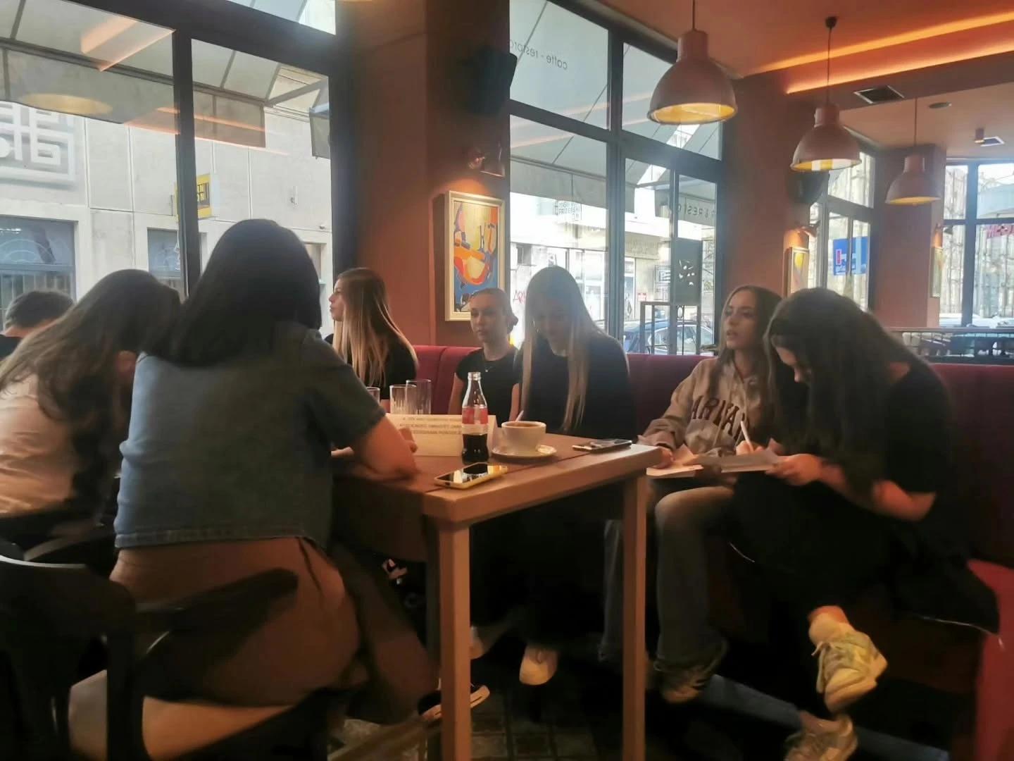 VIDEO | Mostarski učenici uz kavu s psihologom razgovarali o stresu, emocijama i budućnosti