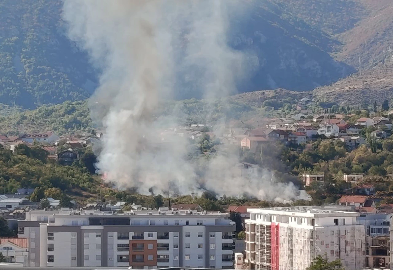 FOTO | Požar u Vihovićima zaprijetio kućama