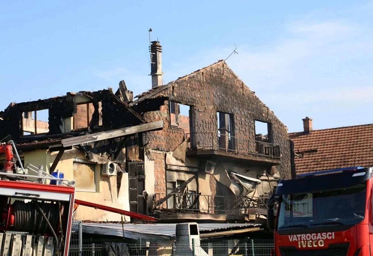 Optužen da je susjedima zapalio kuću, poslovni objekt i sedam vozila