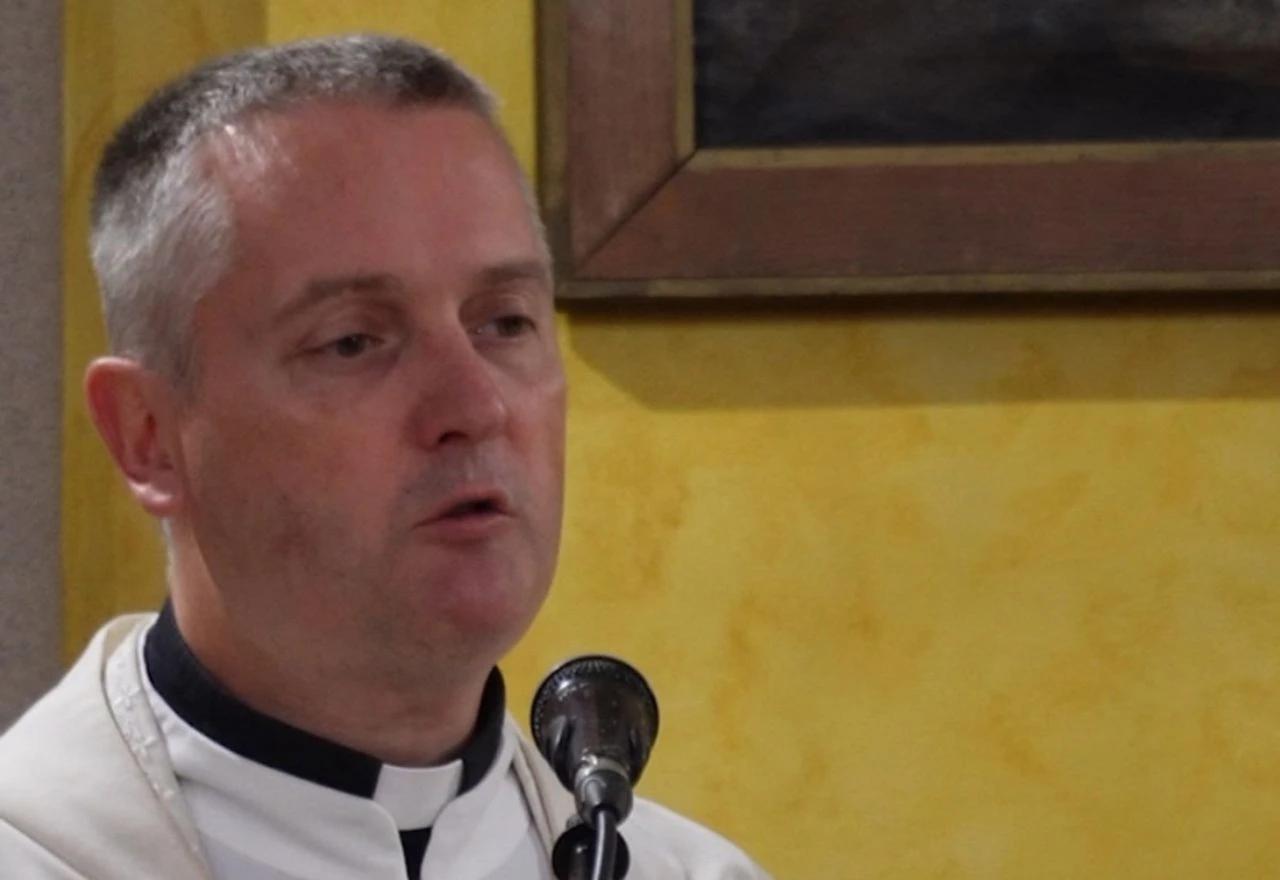 VIDEO | Svećenik parovima: "Bježite od mame i tate, od punca i punice..."