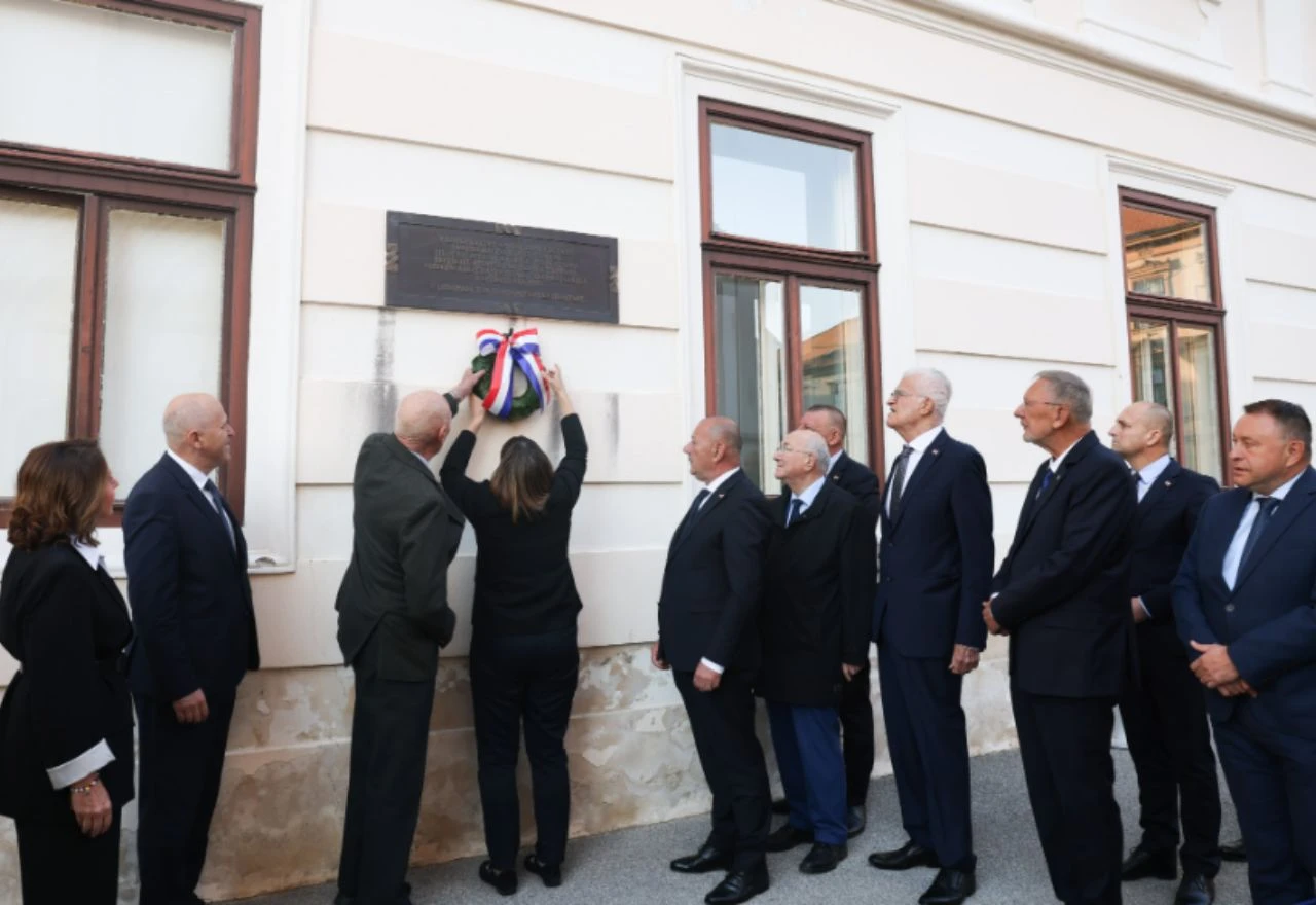 Prije 35 godina JNA raketirala Banske dvore
