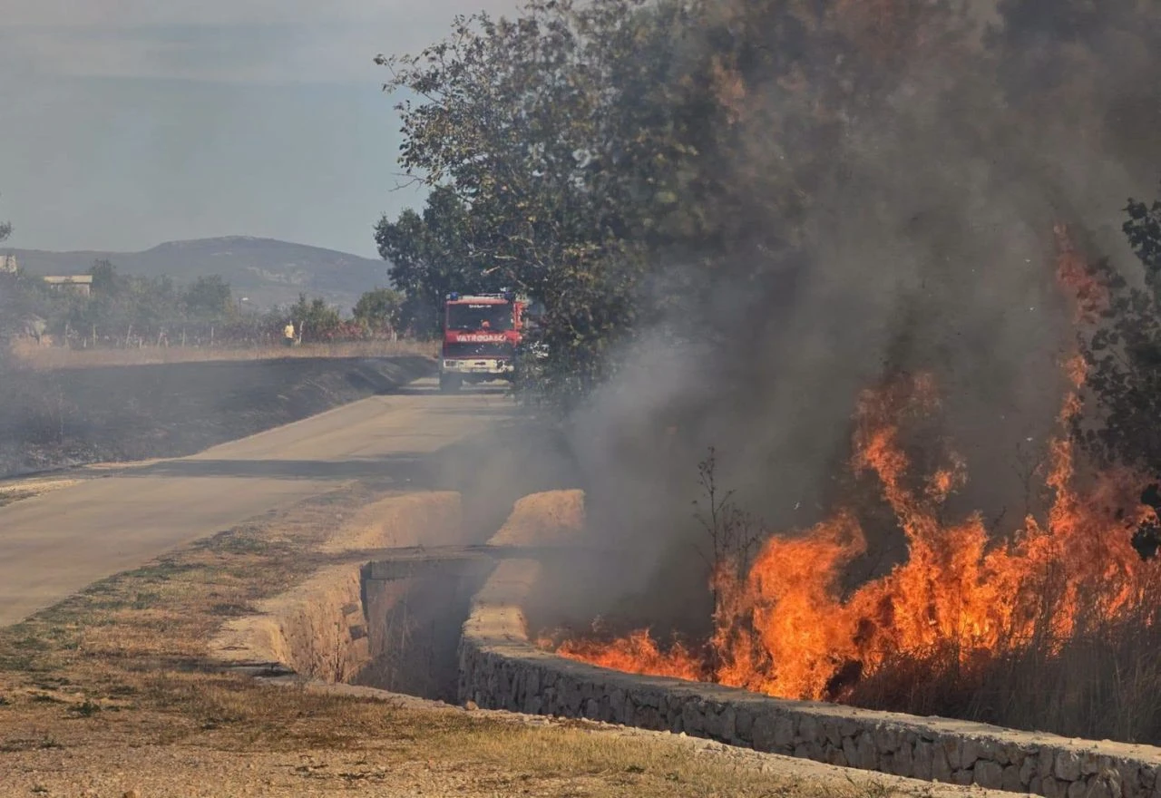 Novi požar na granici BiH i Hrvatske: Na terenu 70 vatrogasaca i tri kanadera