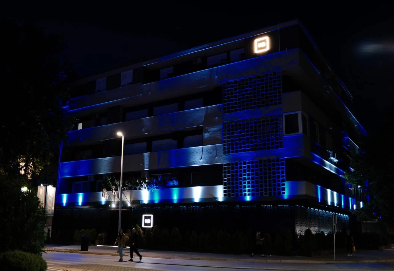 The Hub of Fine Arts osvijetljen za žrtve 7. listopada: "Stojimo uz njihove obitelji"