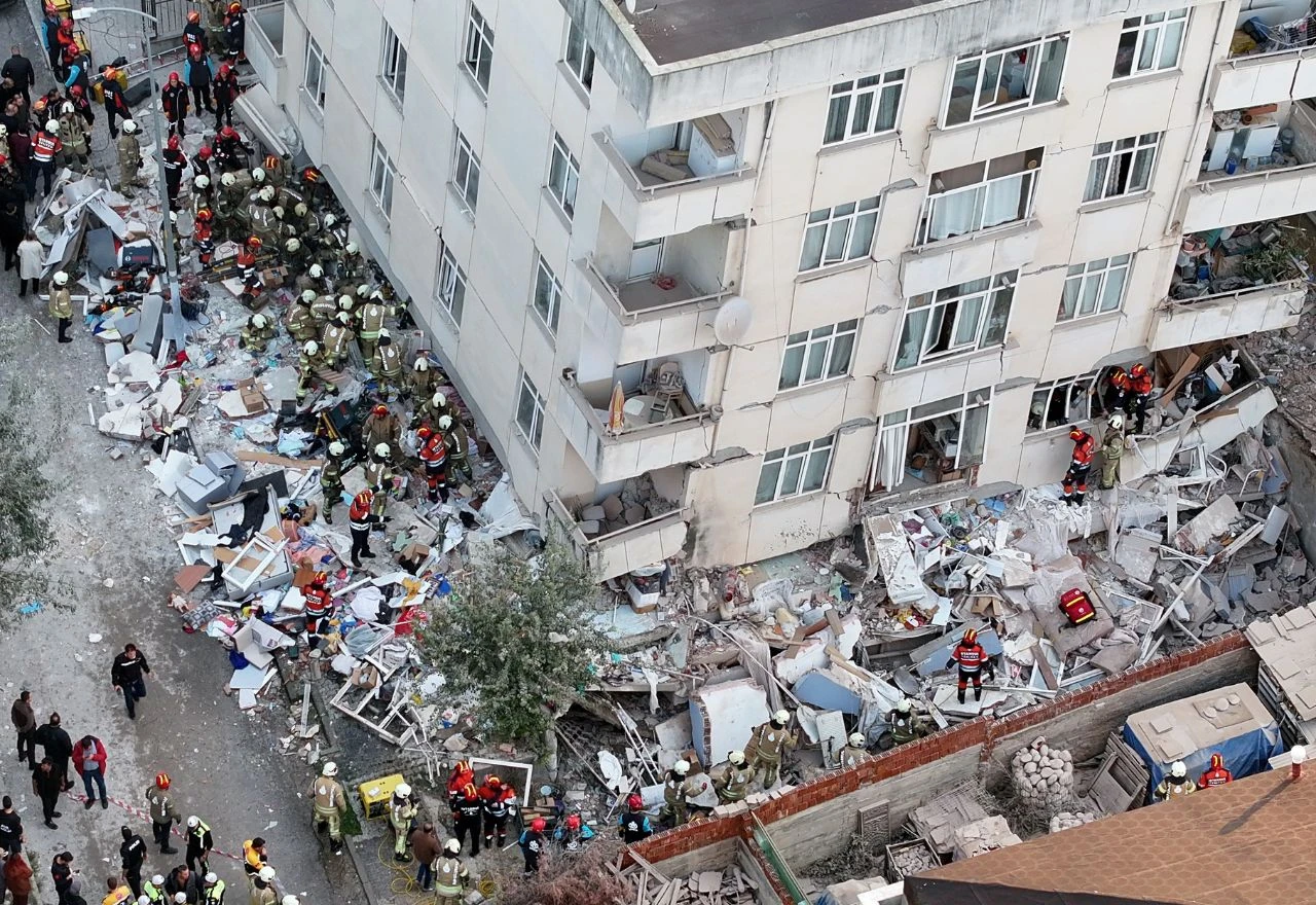 VIDEO | Urušila se sedmerokatnica u Istanbulu, traga se za nestalima