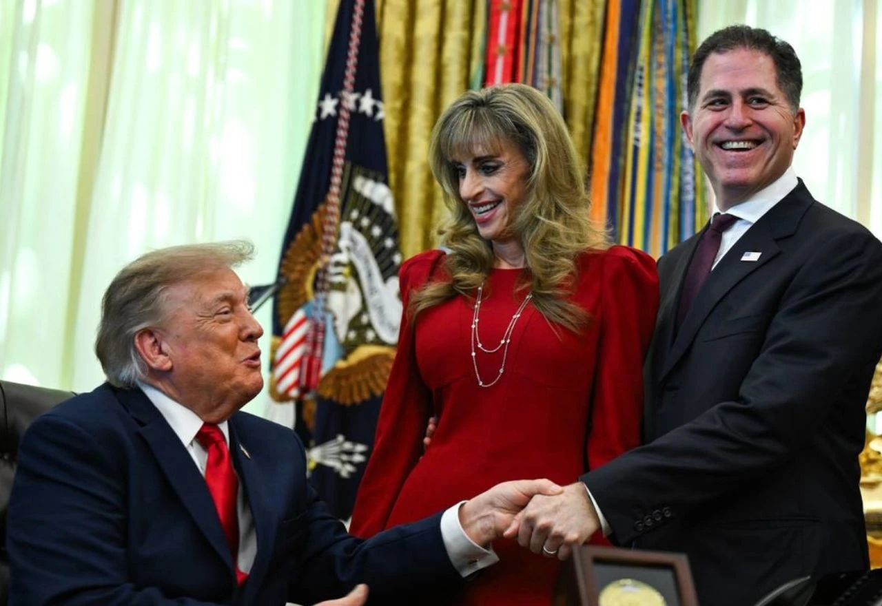 Svi su gledali u ženu iza Trumpa: "Je li ovo umjetna inteligencija ili što?"