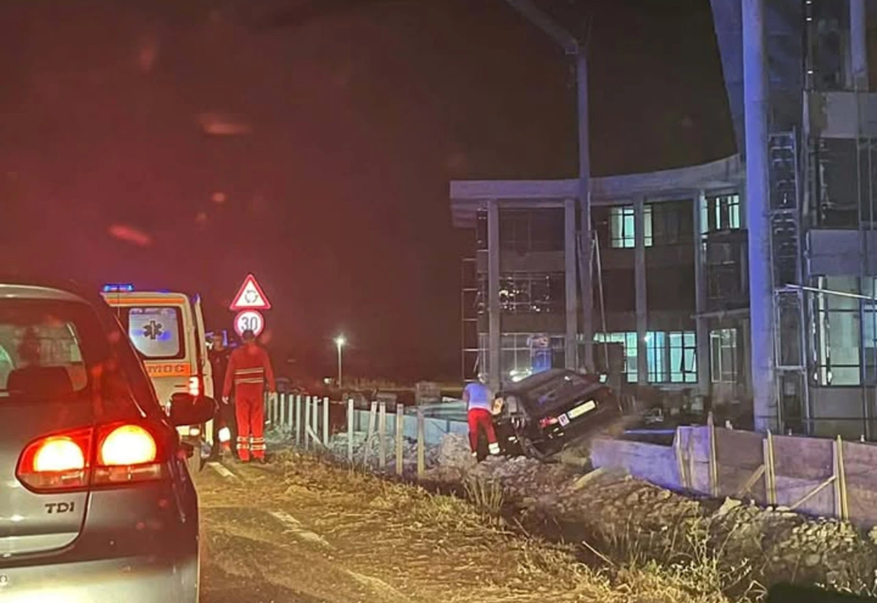 Dvije ozlijeđene osobe u "nasukavanju" automobila na ogradu gradilišta Elektroprijenosa