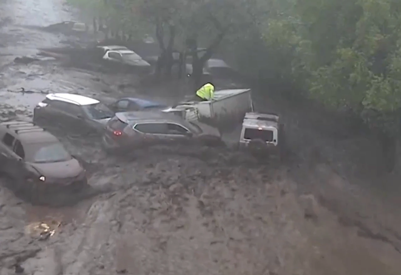 Dramatično u Čileu: Bujice nose automobile, čovjek se očajnički drži za kamion koji plovi