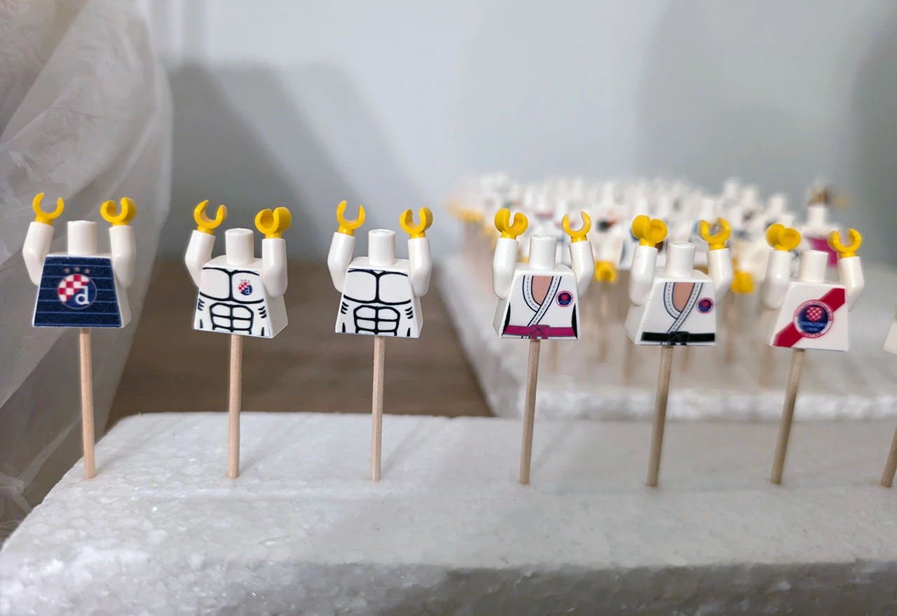 Godinu dana pripremali iznenađenje: Gosti na svadbi dobili vlastite LEGO likove